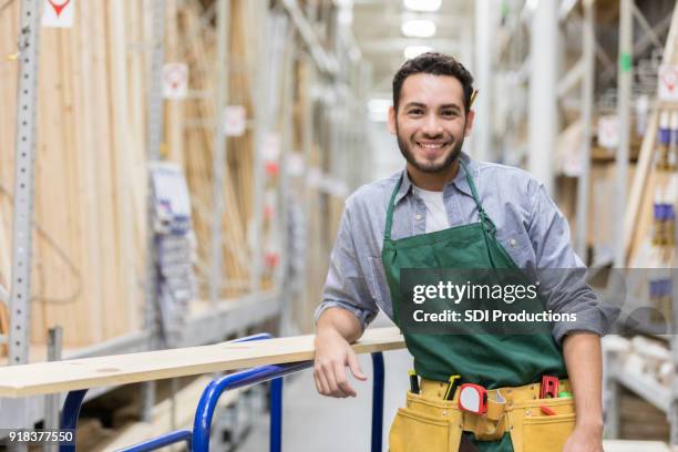 employé de quincaillerie confiant - diable chariots et charrettes photos et images de collection