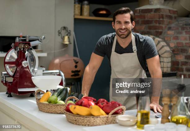 porträt eines glücklichen menschen arbeiten in einem restaurant - young chefs cooking stock-fotos und bilder