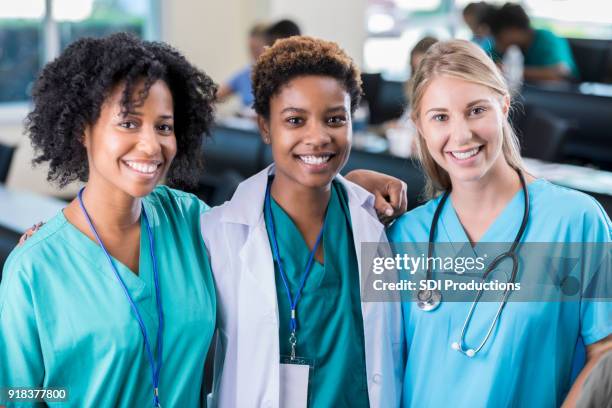 vertrouwen groep van uiteenlopende vrouwelijke professionals in de gezondheidszorg - doctor scrubs stockfoto's en -beelden