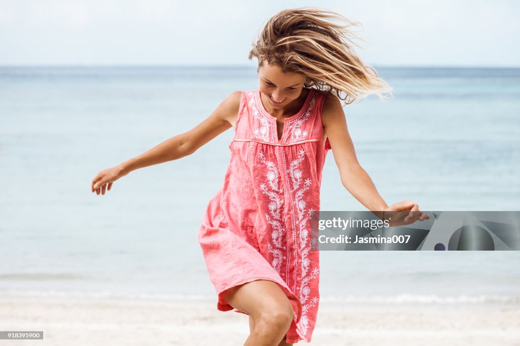 Alegre mujer sonriente en la playa