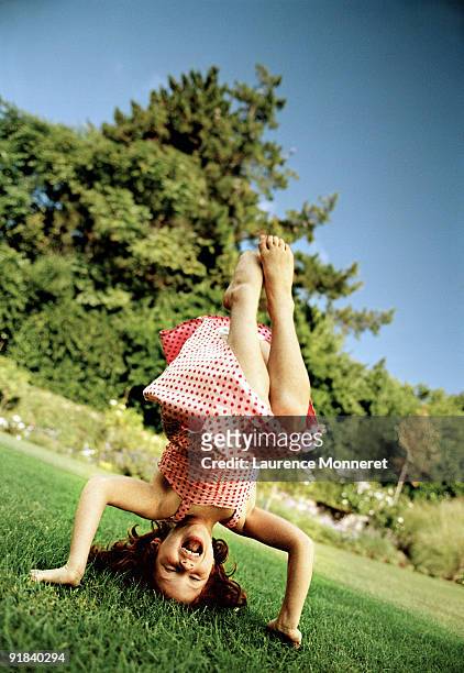 girl doing headstand - girl in dress doing handstand stockfoto's en -beelden
