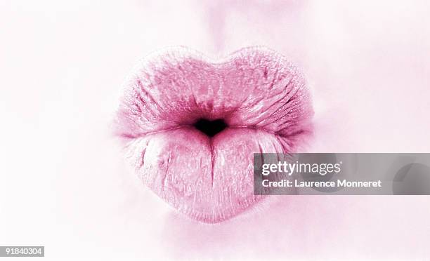 puckering lips - hacer pucheros fotografías e imágenes de stock