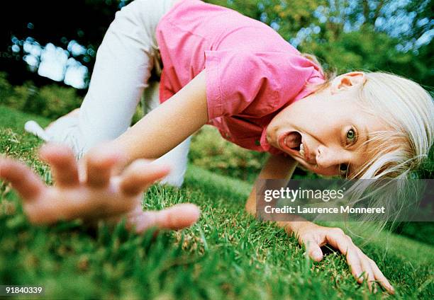 girl crawling in backyard - enf stock-fotos und bilder