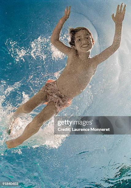 boy swimming - enf stock-fotos und bilder