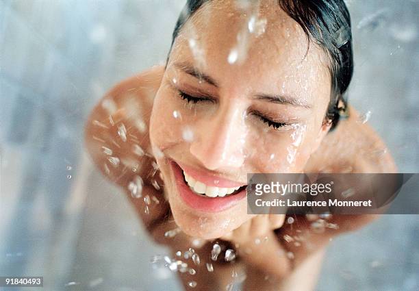 woman showering - woman in bathroom stockfoto's en -beelden