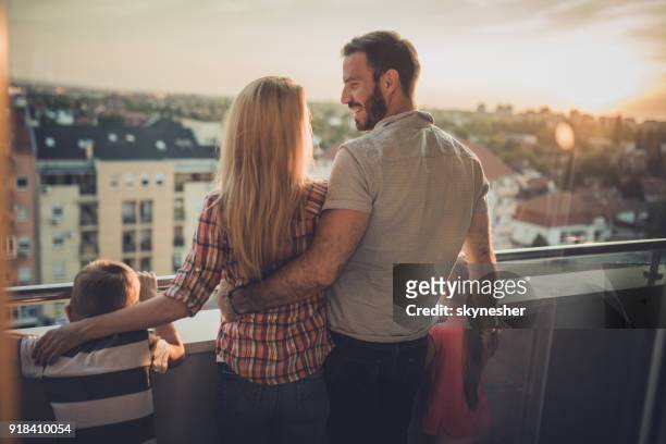 heckansicht des liebenden familie, genießen einen tag auf der terrasse. - penthouse stock-fotos und bilder