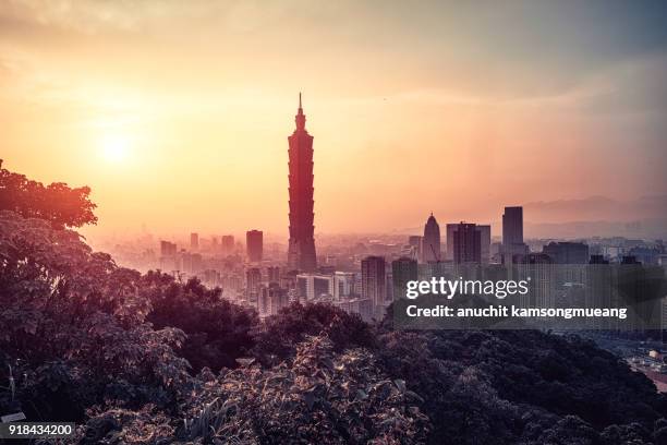 sunset taiwan - taipé imagens e fotografias de stock