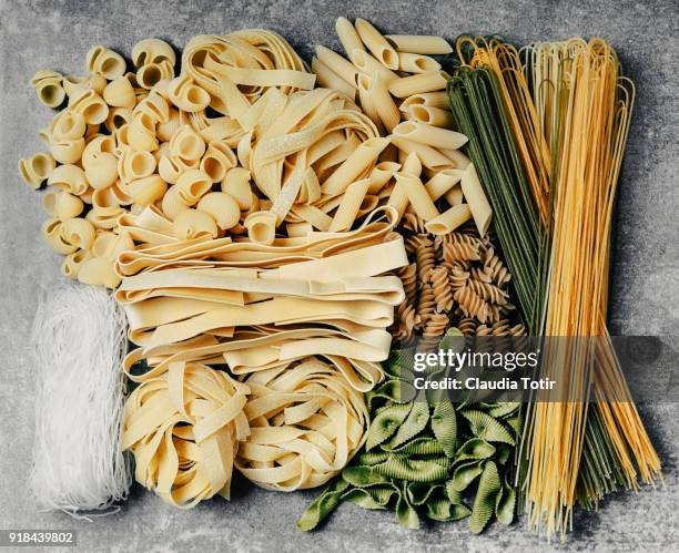 variety of pasta - carbohidrato fotografías e imágenes de stock