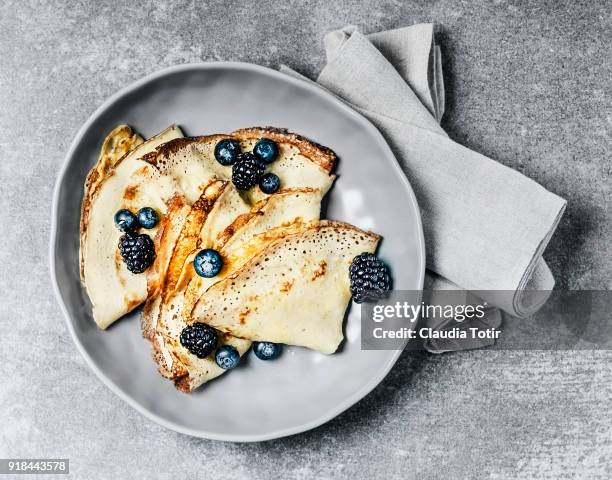 crepes with berries - torchon photos et images de collection