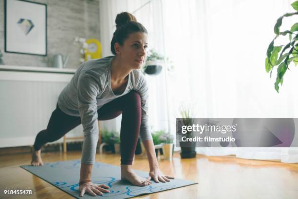 yoga wie zu hause fühlen. - junge frau wellness stock-fotos und bilder