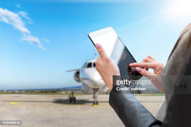 tableta digital y jet privado - aircraft wifi fotografías e imágenes de stock