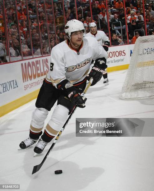 Teemu Selanne of the Anaheim Ducks skates against the Philadelphia Flyers at the Wachovia Center on October 10, 2009 in Philadelphia, Pennsylvania.