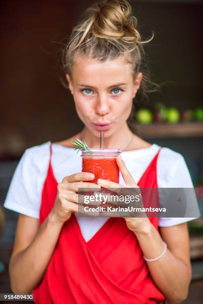 vrouwen in het rood - tomatensap stockfoto's en -beelden