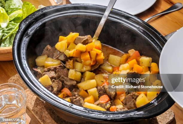 slow cooker rindfleisch und gemüse-auflauf - schmorbraten stock-fotos und bilder