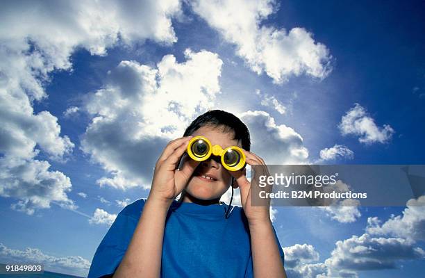 boy looking through binoculars - enf stock-fotos und bilder