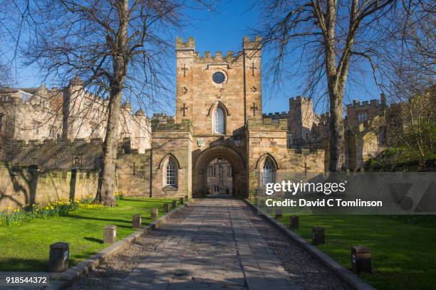 view along drive to the gatehouse of durham castle, durham, county durham, england, uk - durham stock-fotos und bilder