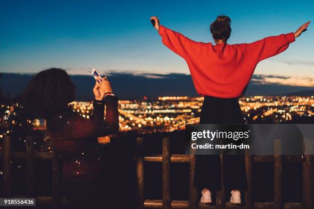 在巴賽隆納旅行的朋友拍照 - montjuic 個照片及圖片檔