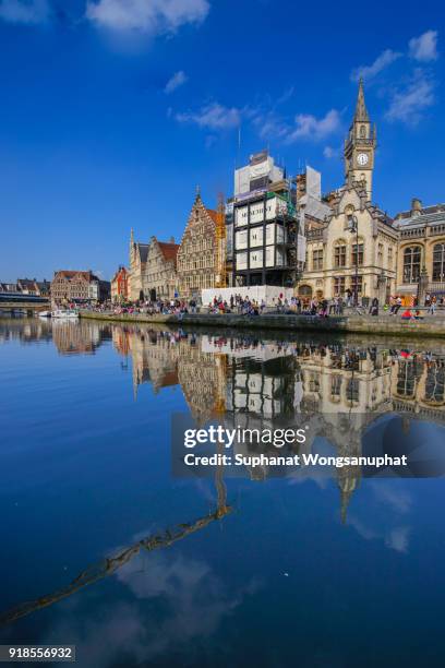 picturesque medieval buildings overlooking the "graslei harbor" on leie river in ghent town, belgium, europe - gand belgio foto e immagini stock