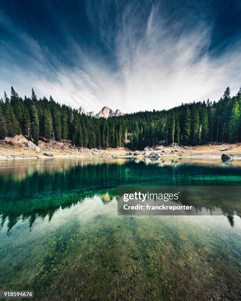 lago karersee en trentino alto adige - lago de carezza fotografías e imágenes de stock