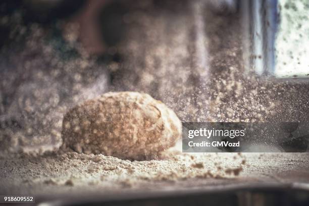 impastare pagnotta con le mani - integrale foto e immagini stock
