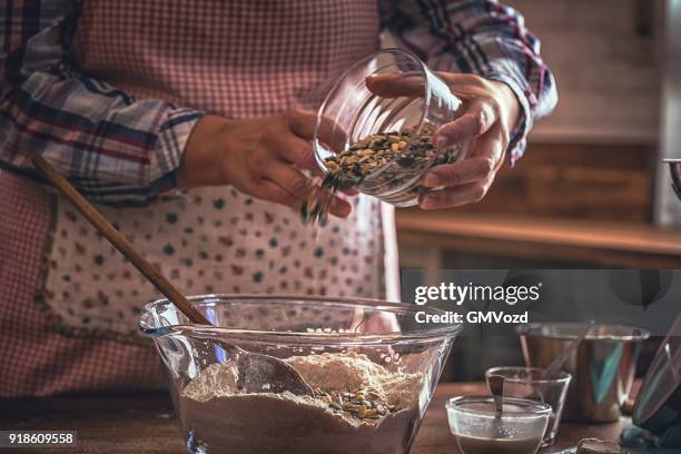 zubereitung von gesundem braunbrot - vollkornbrot stock-fotos und bilder