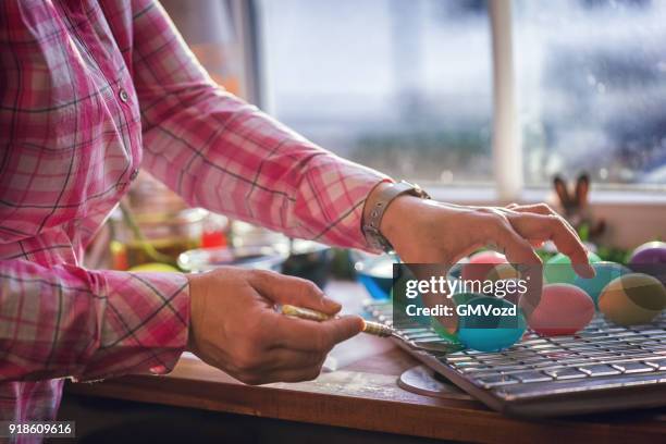 färben ostereier mit natürlichen dye-effekt - rote bete gezeichnet stock-fotos und bilder