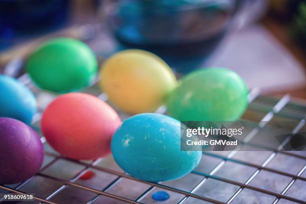 färben ostereier mit natürlichen dye-effekt - rote bete gezeichnet stock-fotos und bilder