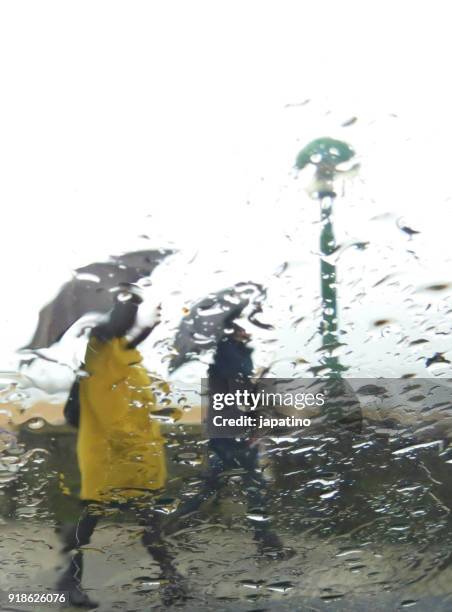people in the rain - lluvia torrencial fotografías e imágenes de stock