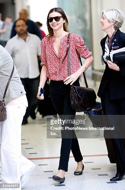Model Miranda Kerr arrives at Sydney International Airport ahead of her appearance at the Caulfield Cup this weekend, on October 14, 2009 in Sydney,...
