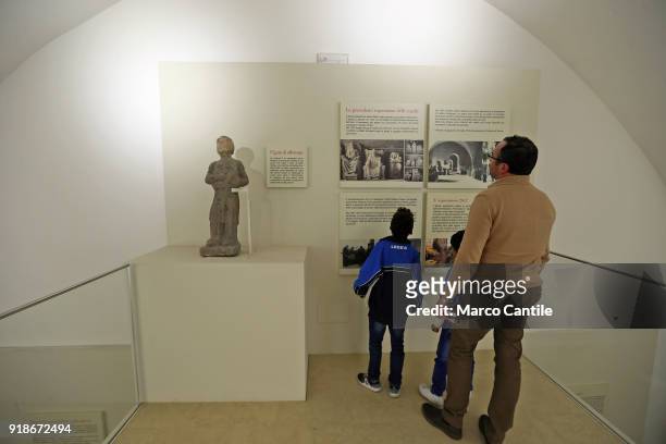Family visiting the Campano museum of Capua, near a Matres Matutae.