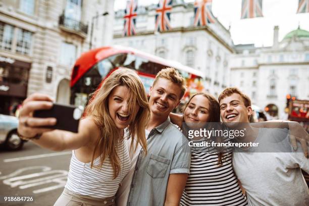 gruppe von touristen nehmen ein selbstporträt in london - england flag stock-fotos und bilder