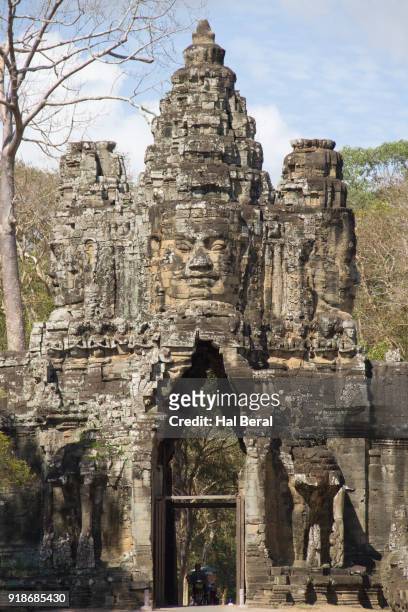 sourth gate entrance to angkor thom - driveway gate stock pictures, royalty-free photos & images