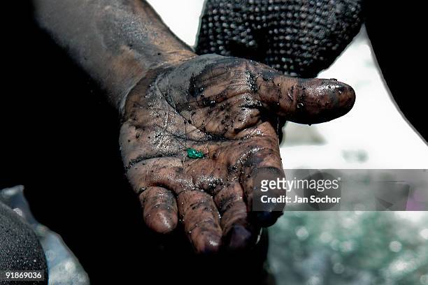 emerald mining - stone hand stock pictures, royalty-free photos & images