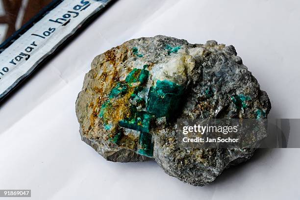 a rough emerald - gemology stock-fotos und bilder