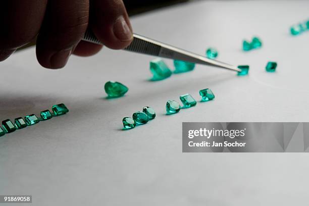 fine emeralds - gemology stockfoto's en -beelden