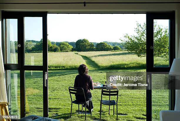 woman eating outdoors overlooking landscape - jardin de la maison photos et images de collection