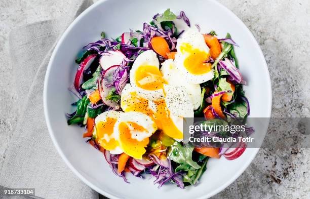 fresh salad with soft boiled eggs - paleo imagens e fotografias de stock