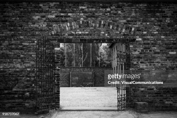 the execution wall between barracks 10 and 11 in auschwitz i. - execution nazi criminals stock pictures, royalty-free photos & images