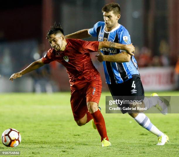 Martin Nicolas Benitez of Independiente fights for the ball with Walter Kannemann of Gremio during the first leg match between Independiente and...