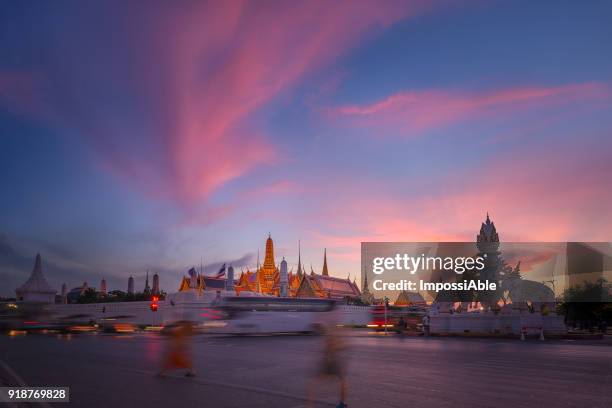 emerald buddha wat phrakeaw at sunset - impossiable fotografías e imágenes de stock