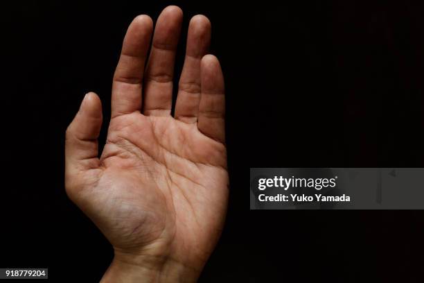 close up of hand with dark background - clair obscur stockfoto's en -beelden