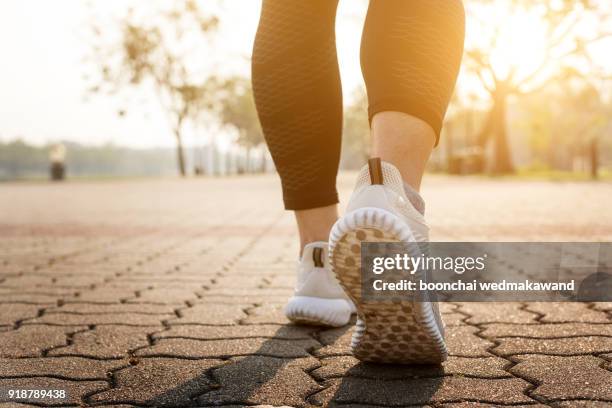 runner feet running on road closeup on shoe. - pie humano fotografías e imágenes de stock