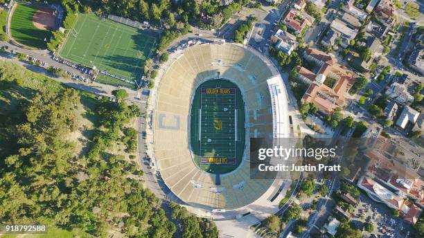 estadio de fútbol de la universidad de california - vista aérea - universidad de california berkeley fotografías e imágenes de stock
