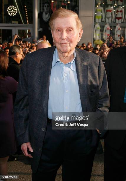 Sumner Redstone arrives on the red carpet of the Los Angeles premiere of "Star Trek" at the Grauman's Chinese Theater on April 30, 2009 in Hollywood,...