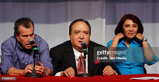 Actors Alfonso Zayas, Luis de Alba and Maribel fernandez during a press conference of the play 'Un Romeo muy...Julieta' at Blanquita Theater on...