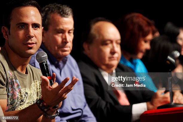 Actors Ulises de la Torre, Alfonso Zayas, Luis de Alba and Maribel Fernandez during a press conference of the play Un Romeo muy...Julieta at...