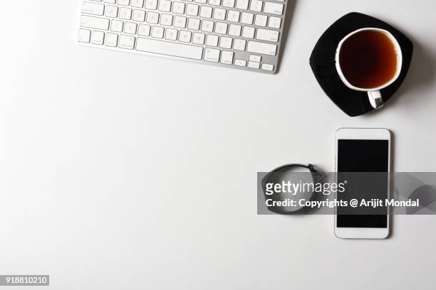 fitness tracker with bluetooth computer keyboard and smartphone top view white background copy space - desk aerial view stock pictures, royalty-free photos & images