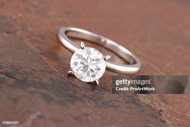 diamant-solitär-ring - diamantring stock-fotos und bilder