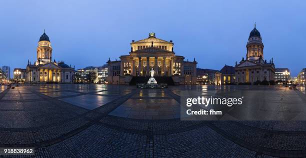 panorama berlin gendarmenmarkt aftter rain (berlin, germany) - französischer dom fotografías e imágenes de stock
