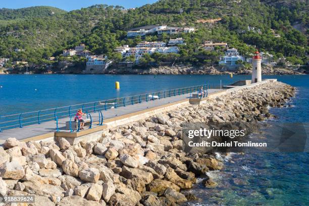 touristen, die gerade die aussicht in port andratx / port d ' andratx im süden mallorca / mallorca - puerto pollensa stock-fotos und bilder